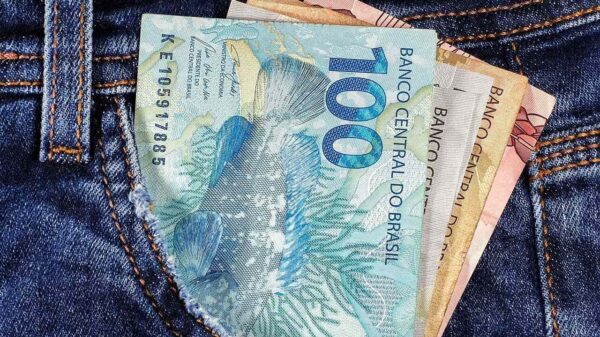 bolso cheio de notas altas de dinheiro