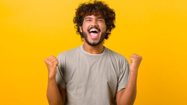 homem comemorando em fundo amarelo