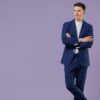 No canto direito há um homem branco em pé e usando um terno azul. O resto da imagem é um fundo roxo