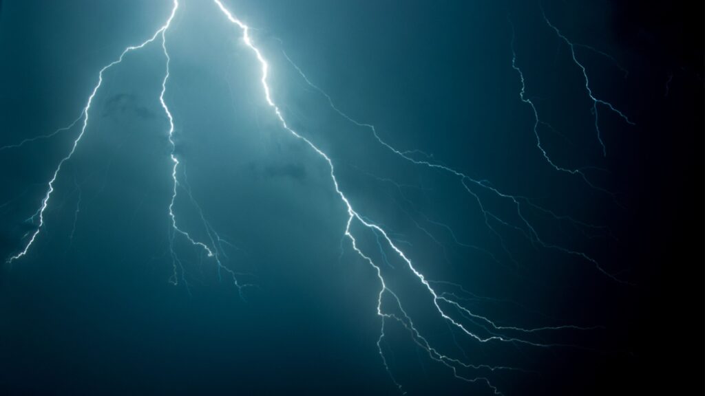 imagem do céu escuro com relâmpago
