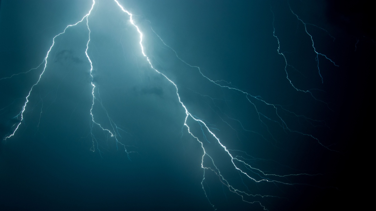 imagem do céu escuro com relâmpago