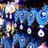 vários olhos gregos expostos numa feirinha