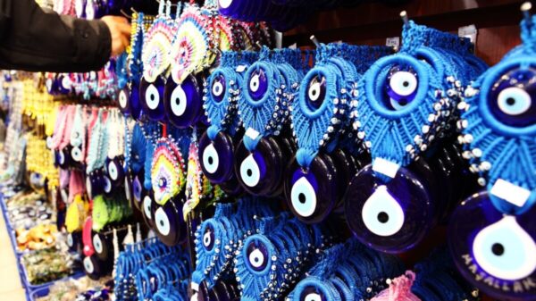 vários olhos gregos expostos numa feirinha