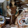 imagem de santo antonio com bolos de santo antonio distribuidos
