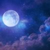 imagem da lua cheia com as tonalidades roxas em saturação