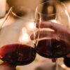 duas taças de vinho brindando