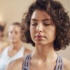 fotografia de uma mulher fazendo meditação