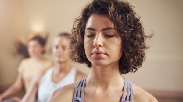 fotografia de uma mulher fazendo meditação