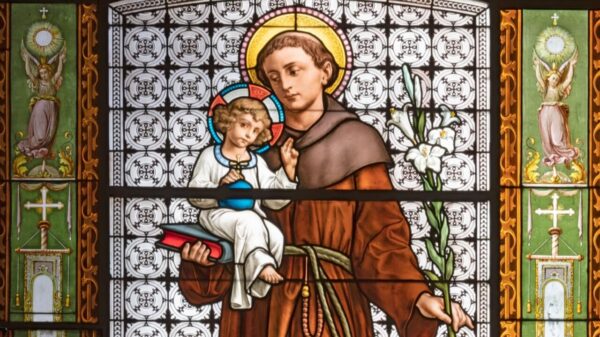 imagem dos vidros da igreja que formam a imagem de santo antonio