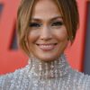 atriz jennifer lopez sorrindo em premiere