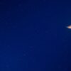 imagem do céu azul escuro e a lua nova