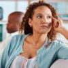 no primeiro plano está uma mulher com cara de desconfiada e em segundo plano um homem