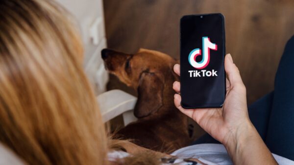 imagem de uma mulher usando o tik tok