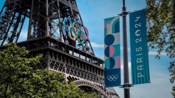 torre eiffel com a placa das olimpiadas