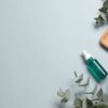 objetos de aromaterapia no canto direito da imagem e em fundo azul