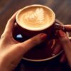 fotografia de uma xícara com café e desenho