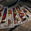 um leque de cartas de tarot em cima de uma mesa de madeira
