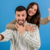 casal abraçados e felizes em fundo azul