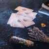 objetos de defumação e tarot em um fundo preto