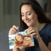mulher colando com durex os pedaços da foto com o ex