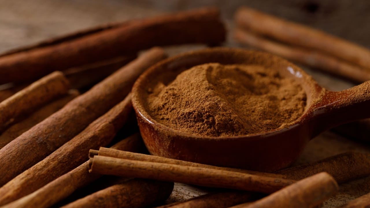 6 rituais com canela para atrair amor e prosperidade