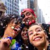 fotografia de cinco amigos comemorando o carnaval