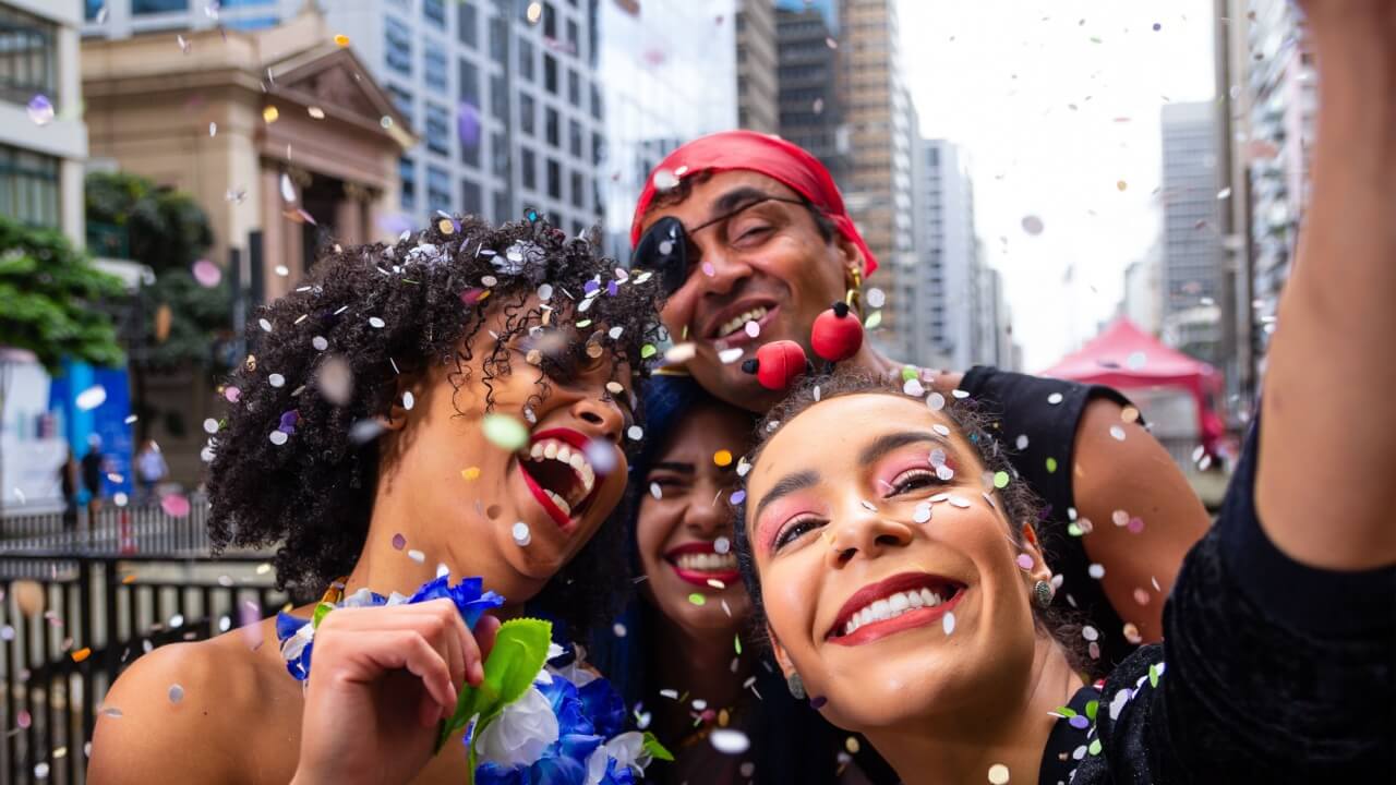 fotografia de cinco amigos comemorando o carnaval