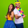 Casal com roupas de Carnaval curtindo festa de Carnaval.