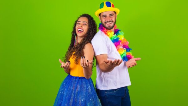 Casal com roupas de Carnaval curtindo festa de Carnaval.