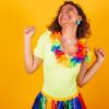 Mulher usando roupas de carnaval, dançando, com um colar de flores.