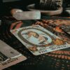 imagem de três cartas de tarot em cima de uma mesa