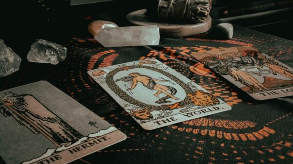 imagem de três cartas de tarot em cima de uma mesa