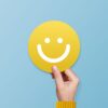emoji amarelo de sorriso em fundo azul