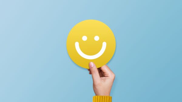 emoji amarelo de sorriso em fundo azul