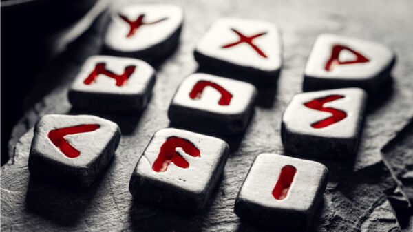 Pedras de runas com base no antigo alfabeto futhark.
