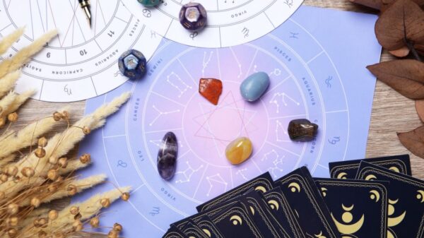 mesa de tarot com cartas, mapa astral e dados