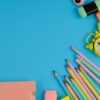 materias escolares à direita em fundo azul