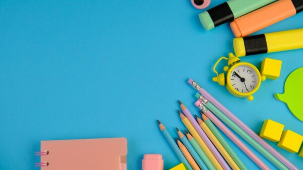 materias escolares à direita em fundo azul