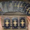 cartas de tarot pretas em cima de uma mesa de madeira