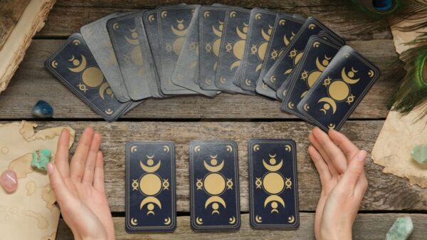cartas de tarot pretas em cima de uma mesa de madeira