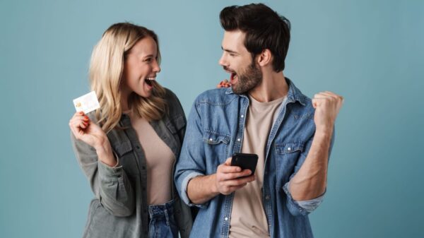 casal olhando um para o outro e celebrando