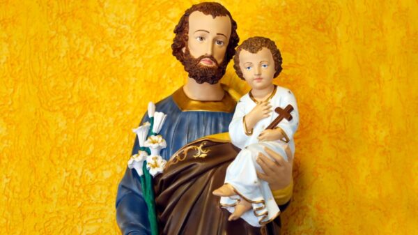 imagem de são josé carregando jesus no colo em fundo amarelo