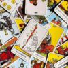 cartas espalhadas preenchendo a imagem por completo