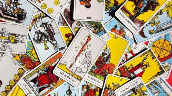 cartas espalhadas preenchendo a imagem por completo