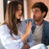 casal heterossexual discutindo no sofá da sala de estar