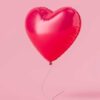 imagem de um balão pink flutuando em um fundo rosa