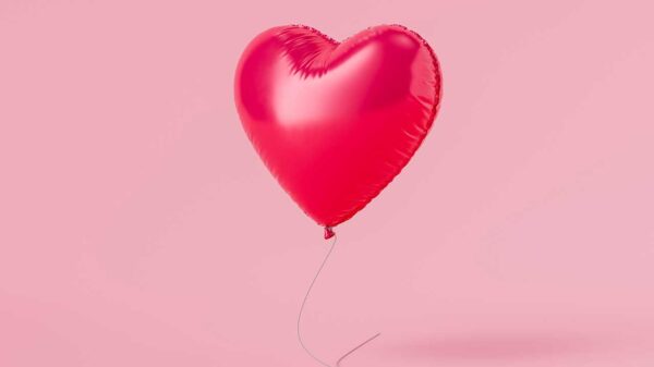 imagem de um balão pink flutuando em um fundo rosa