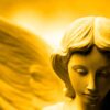 imagem da estátua de gesso em formato de anjo com uma luz amarela ao fundo