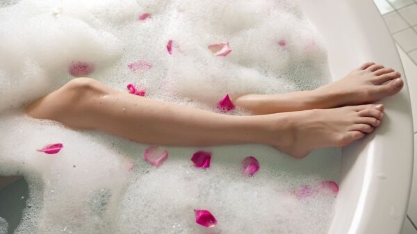 Confira simpatia com rosa cor-de-rosa para fortalecer o amor próprio