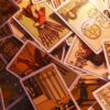 imagem preenchida com cartas de tarot metade com sombra e metade iluminada